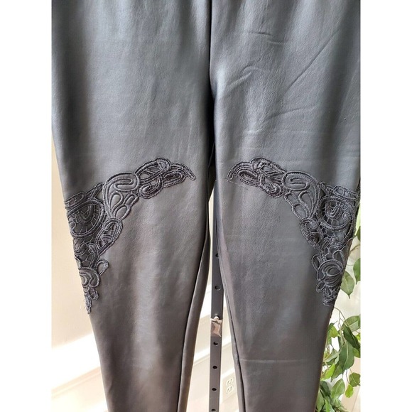 Bebe Women's Solid Black Polyester Pull On Mid Rise Skinny Fit Pant Size X-Small - Picture 3 of 12
